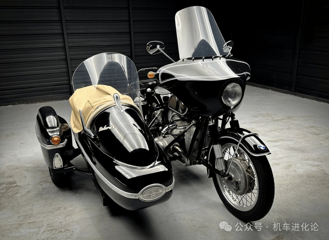 一辆美丽的1960年宝马R69与贾瓦Velorex侧车