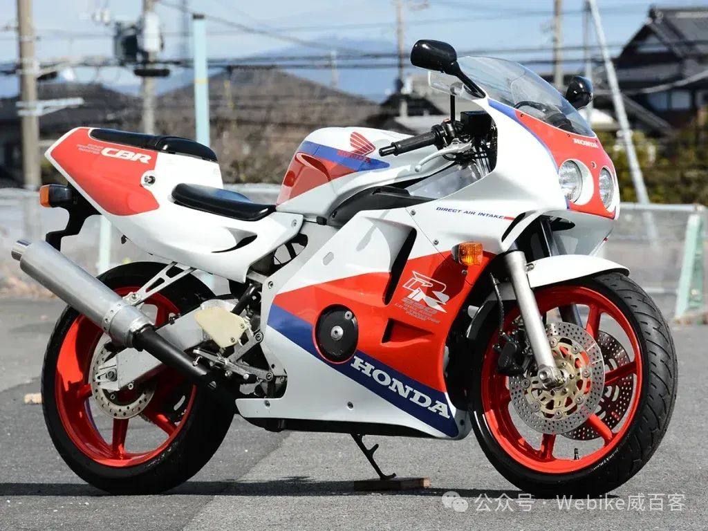 转速表直指两万转!本田 1990 CBR250RR MC22为何被誉为四缸仿赛巅峰