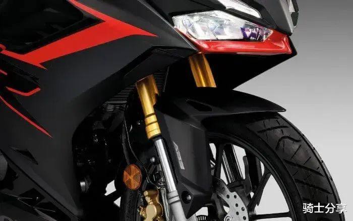 本田入门小仿赛CBR150R,拥有战斗外观,激进性能