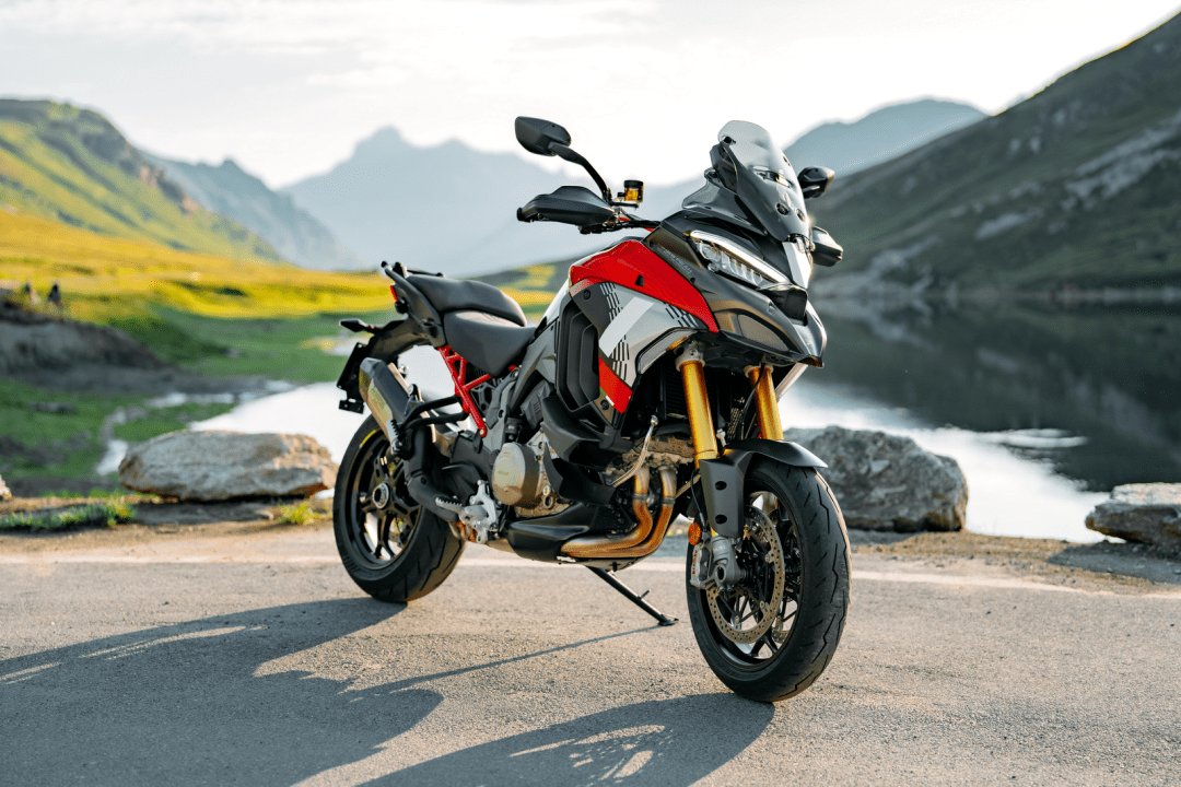 户外特写：杜卡迪 2025 Multistrada V4 Pikes Peak 派克峰版