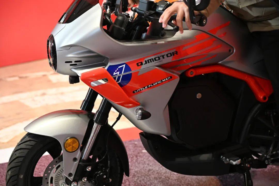 10,999元!QJMOTOR 小飞侠发售,MINI+CVT+复古仿赛的完美组合