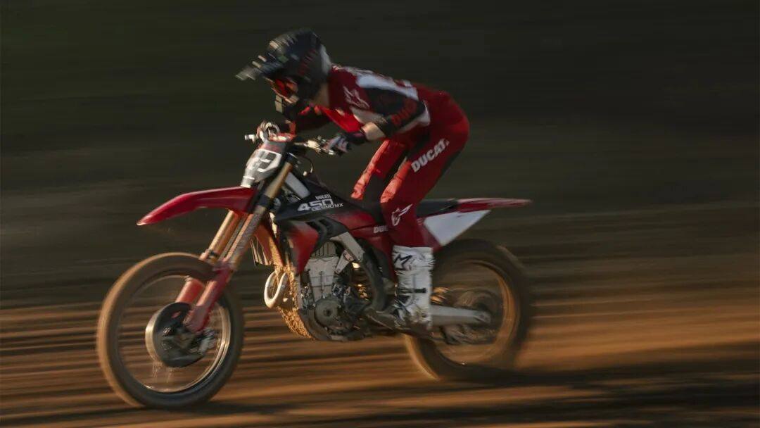杜卡迪发布Desmo450 MX Factory,工厂版配天蝎排气,更轻、越野性能更强