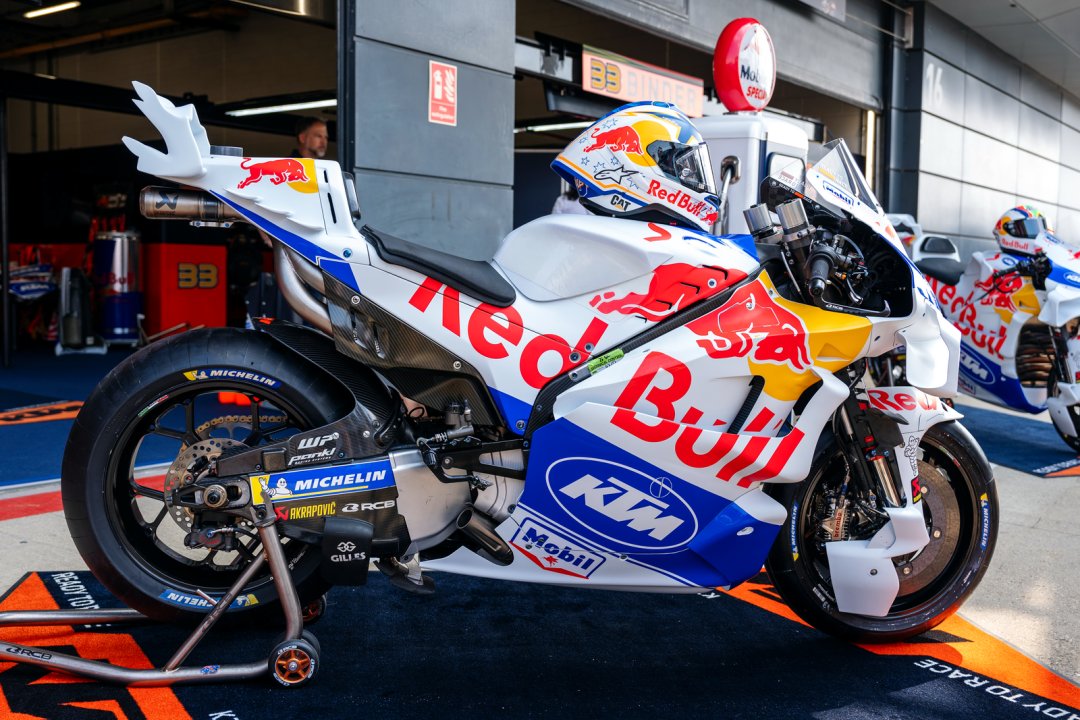 2024 MotoGP 英国站:纪念 WGP 七十五周年的复古图案赛车