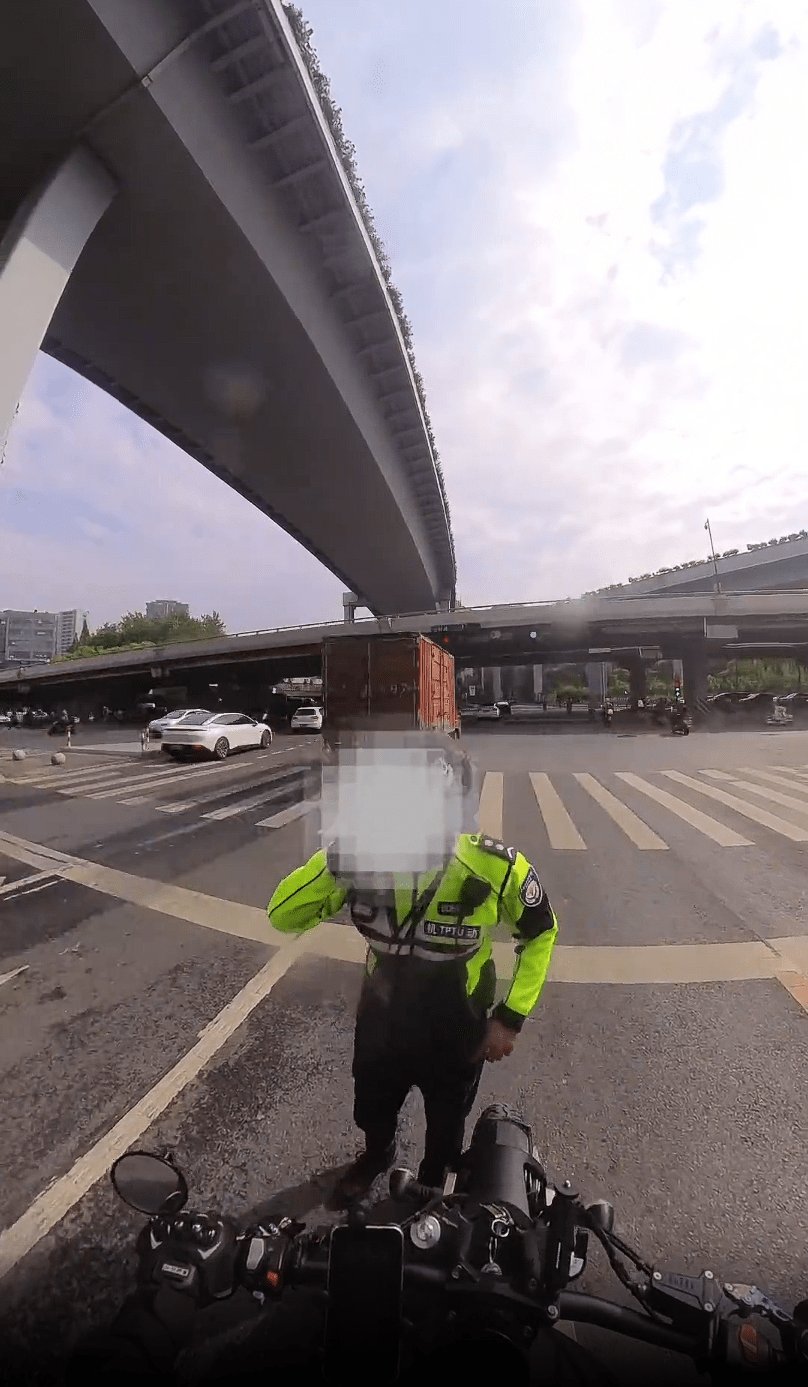 右手消息｜宝马截停摩托后续：两轮没有炸街行为;  车主质证杭州Tutp执法权；鑫源1200交车+培训；KTM再停产