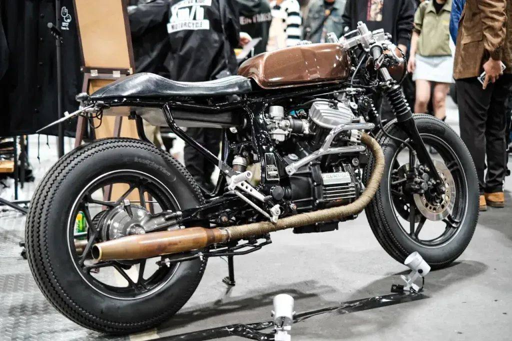 不只车帅,骑姿更要帅!本田GL700 Cafe Racer改装哲学