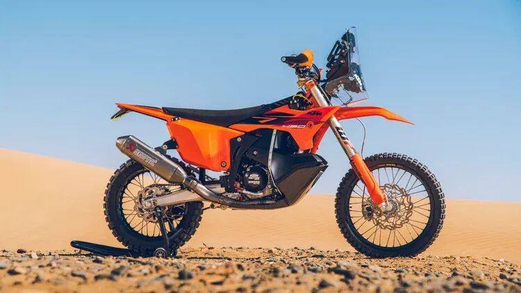 34.5升油箱、天蝎排气、无限复刻达喀尔拉力赛车:2027款KTM 450 Rally Replica发布