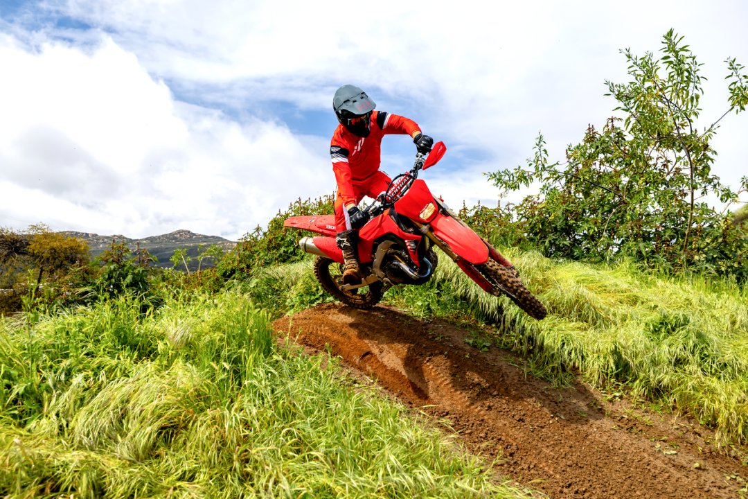 配备了前大灯和仪表，Honda 2025 CRF450X 越野赛车