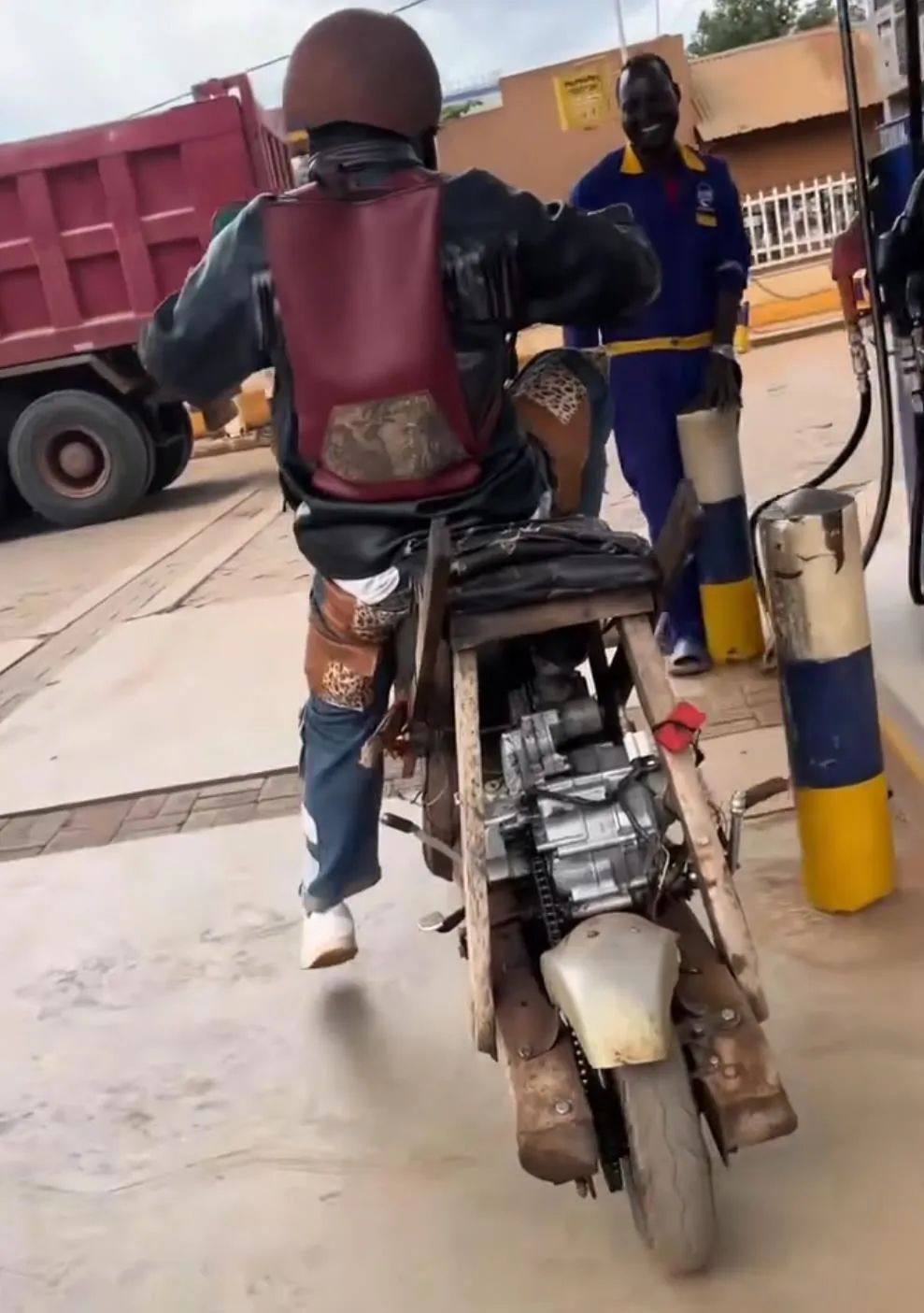 这才叫“复古车”!非洲祖传的木轮摩托车! | 神改装