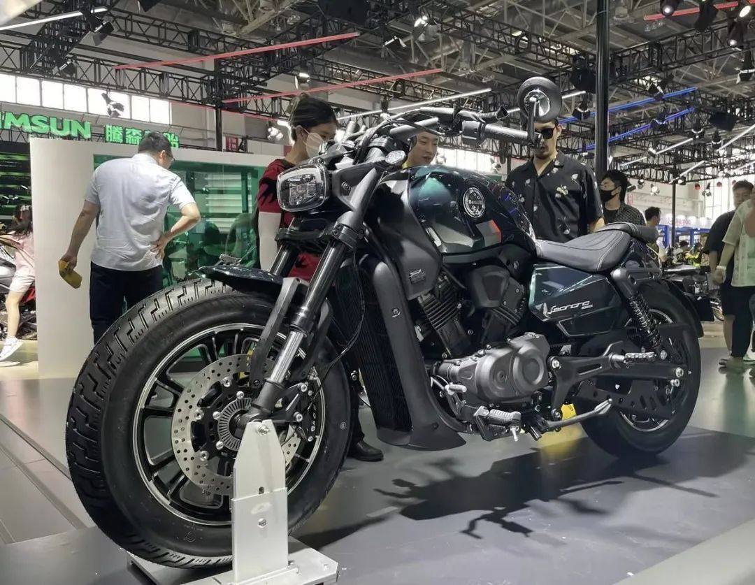 Benelli 展台上被冷落的 幼狮Bobber,这车有点意思!