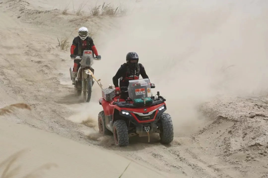 比几十万的专业赛车还能打?!QJMOTOR ATV1000与“救援哥”的环塔传奇