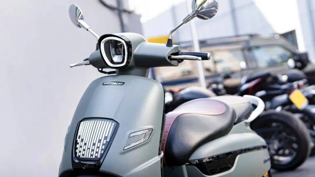 12,580元!带你看飞鲨150实车,700km续航+自动风挡/大灯...