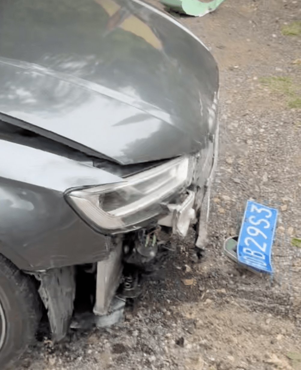 骑摩托这么狂,两次冲卡冲撞交警;北京一奥迪山道飙车,摩托车无辜被撞