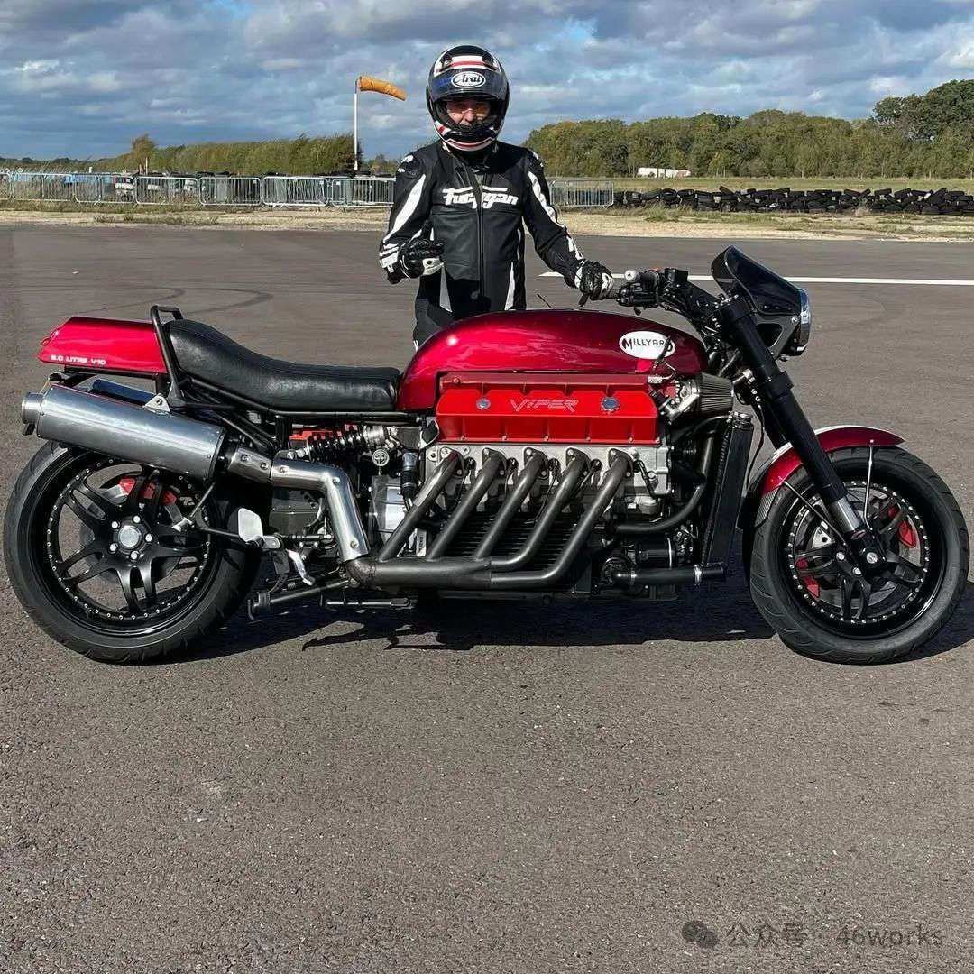 洪水怪兽:8000cc V10定制摩托车