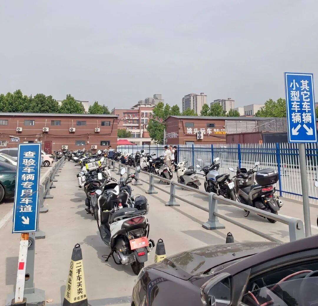 郑州开放市区摩托车上牌业务:车管所今日大排长队!/ 张雪邀请患癌车迷国外观赛,男子:本以为自己的人生就要黯然退场
