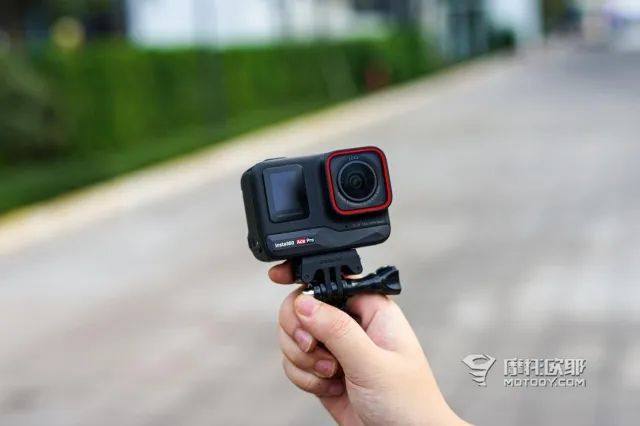 我用上了比较适合摩托佬的运动相机：Insta360 Ace pro