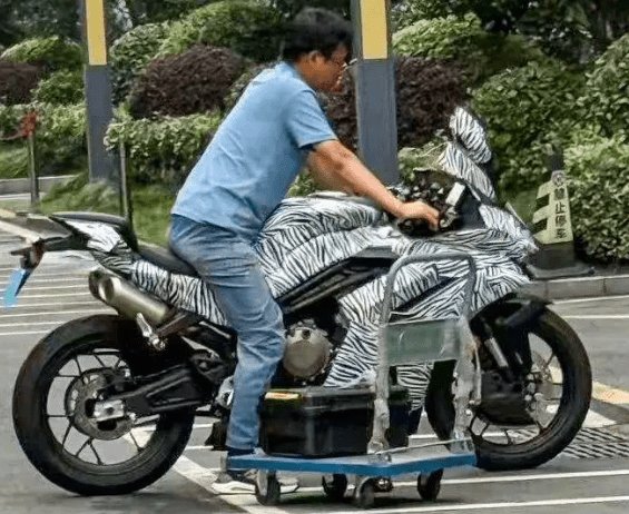 春风全新500SR四缸跑车曝光...