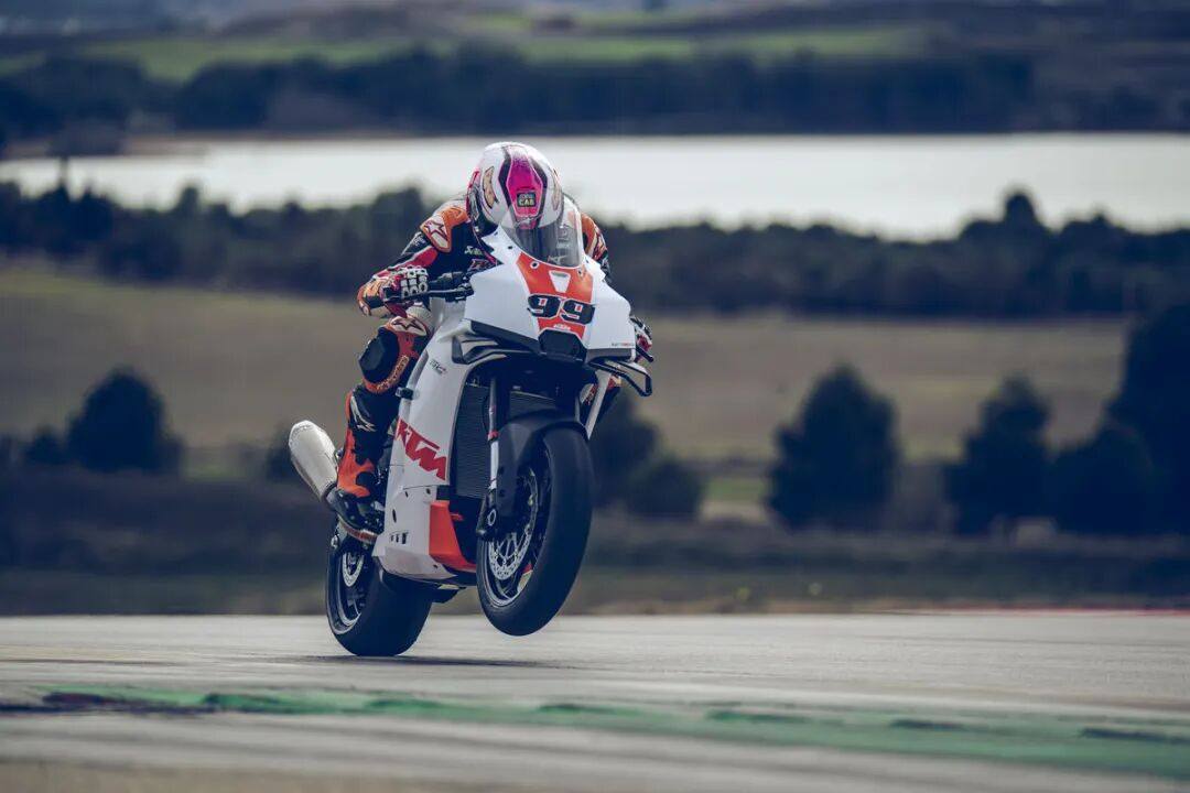 【i-motor周刊】海外新车扎堆！KTM 新车秒售 、宝马450仿赛曝光、跨国摩旅遭10年牢狱