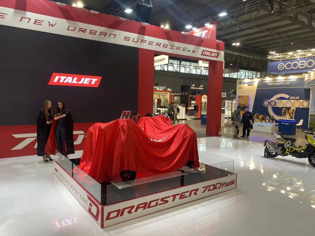 能挂挡的大排量踏板,意塔杰特双缸限量版Dragster 700亮相米兰