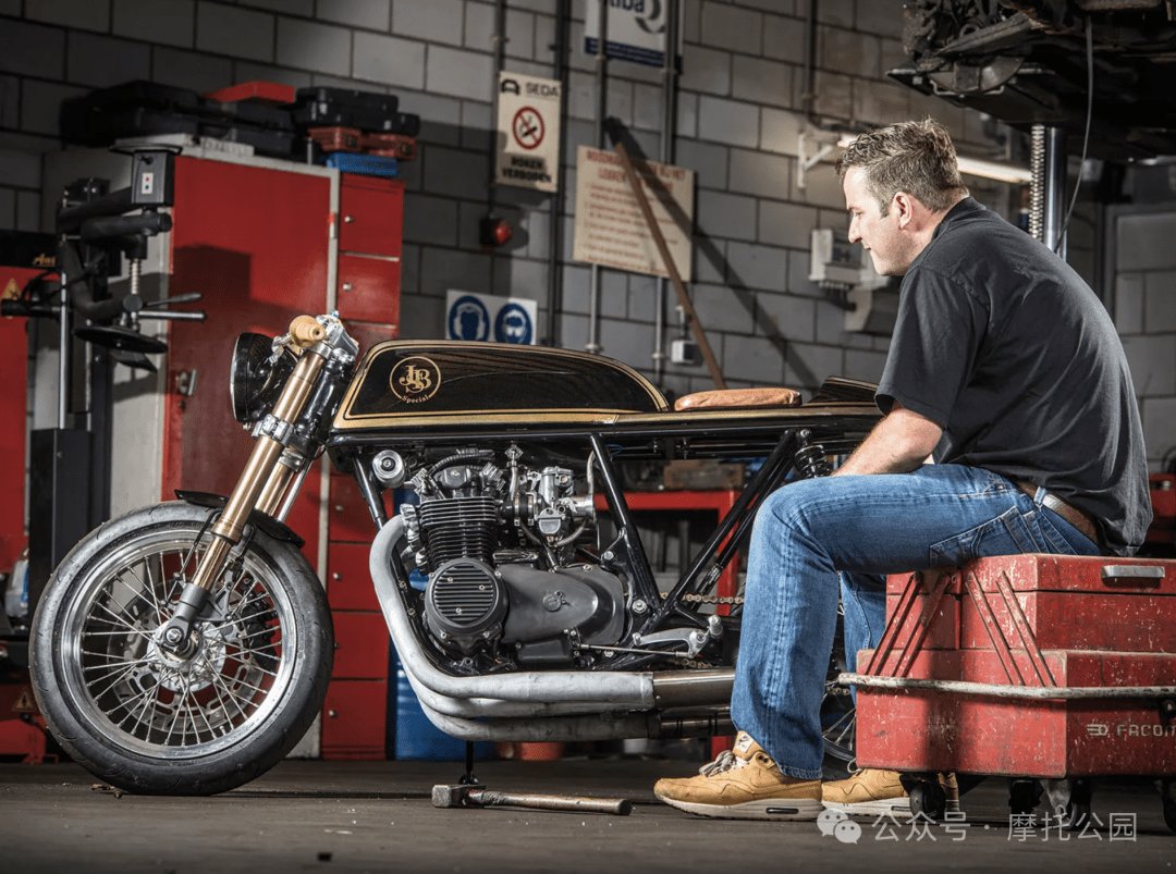 从破车堆里造出惊艳Cafe Racer？这辆Honda CB500 Four改得真有点狠！