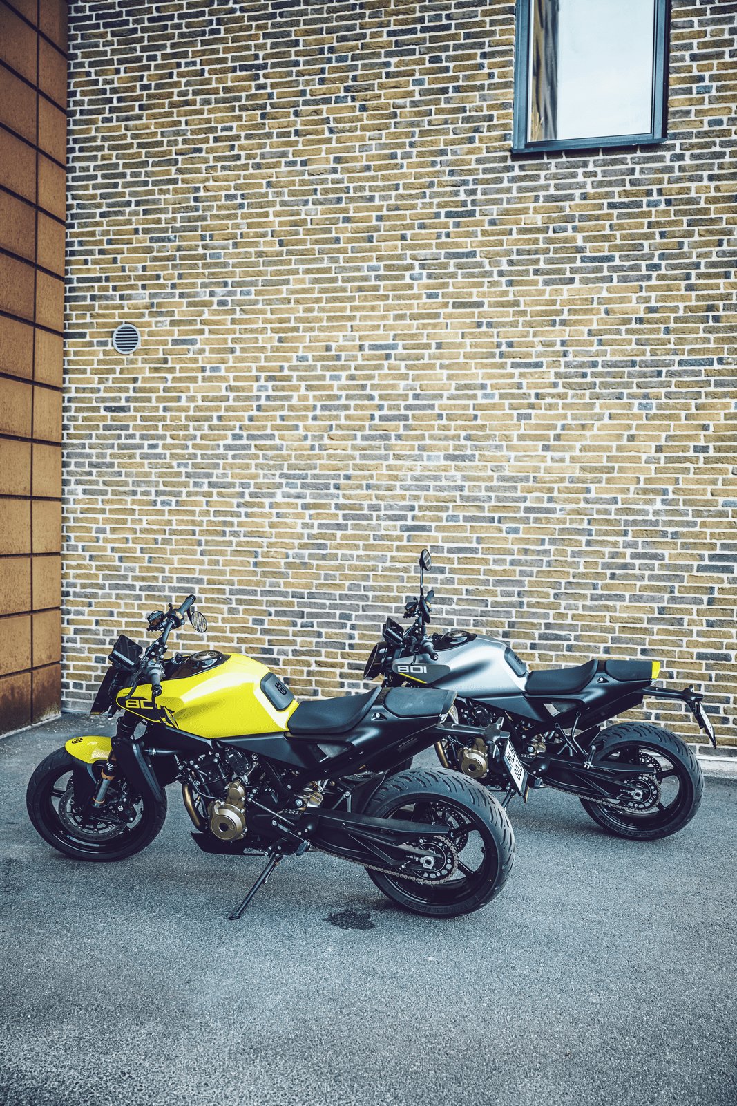 户外特写：Husqvarna 胡斯瓦那 2025 Vitpilen 801 白箭