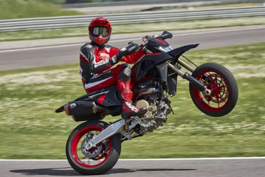 151公斤/77.5马力!杜卡迪“黑武士”大单缸Hypermotard 698 Mono Nera登场,自带合法漂移外挂