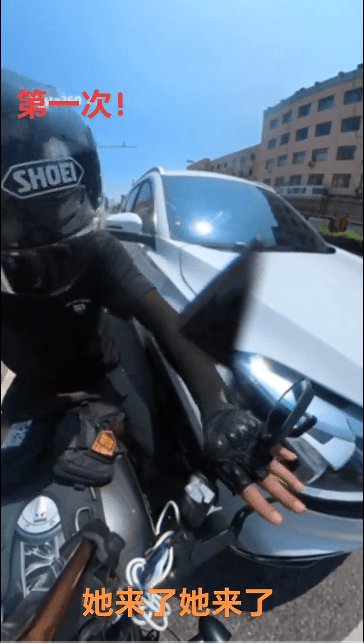 摩友遭汽车反复压脚,看着都疼