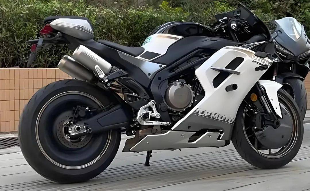 四缸大狒狒,春风500SR VOOM新款曝光?刹车盘导流罩,封闭式后轮毂