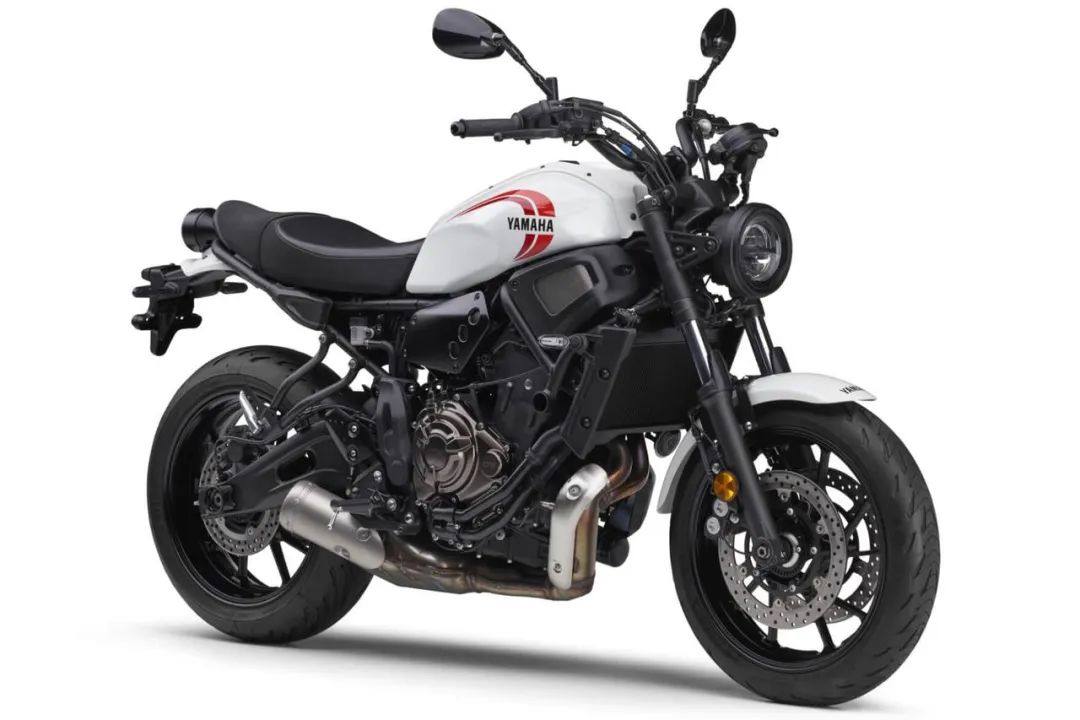 雅马哈发布2025款XSR700,双色条油箱涂装追忆上个世纪的赛车风