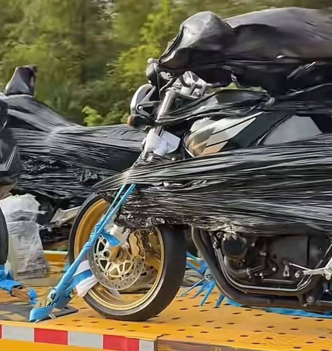 价格崩盘？本田CB500 SF发布在即，受伤最深的却是CB400F