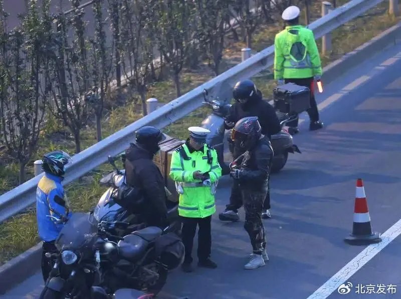 北京开出罚单:摩托车晚高峰占用公交、应急车道!/ 本田在进博会首秀两款纯血四缸新车!|车坛头条