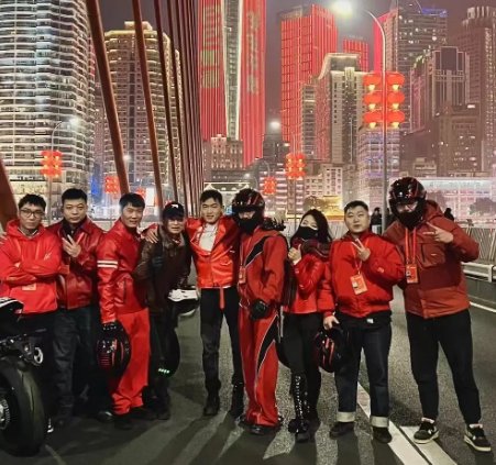 女骑士骑张雪500RR亮相春晚...