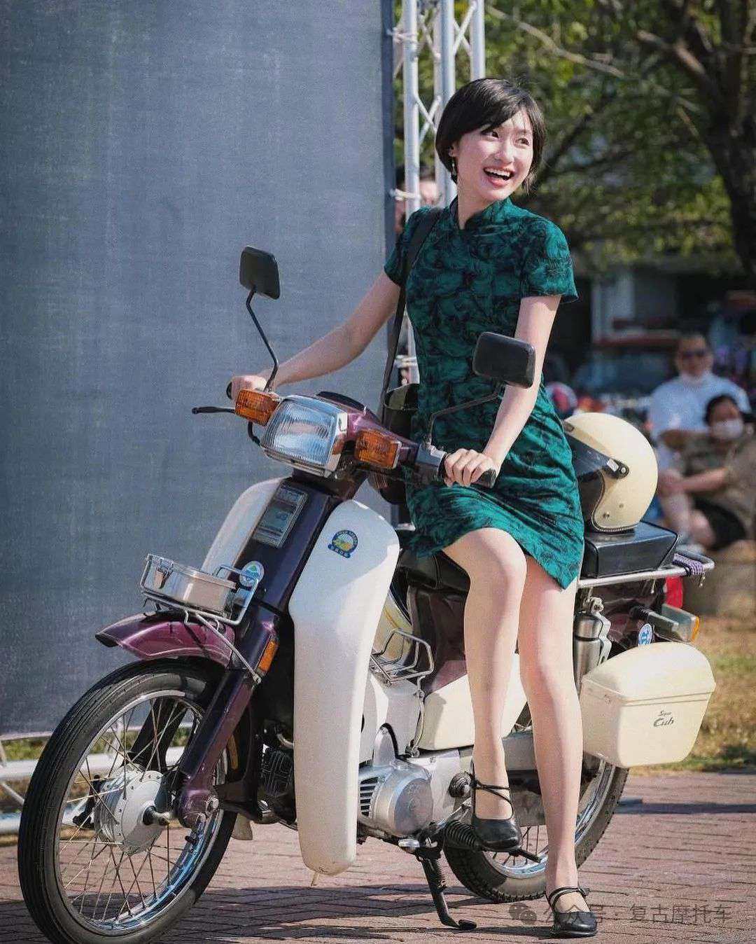 骑着幼兽的女孩