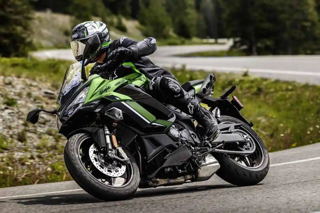 白得耀眼,2027款川崎Ninja 1100SX系列新色登场,公升级旅跑秒变“白马王子”