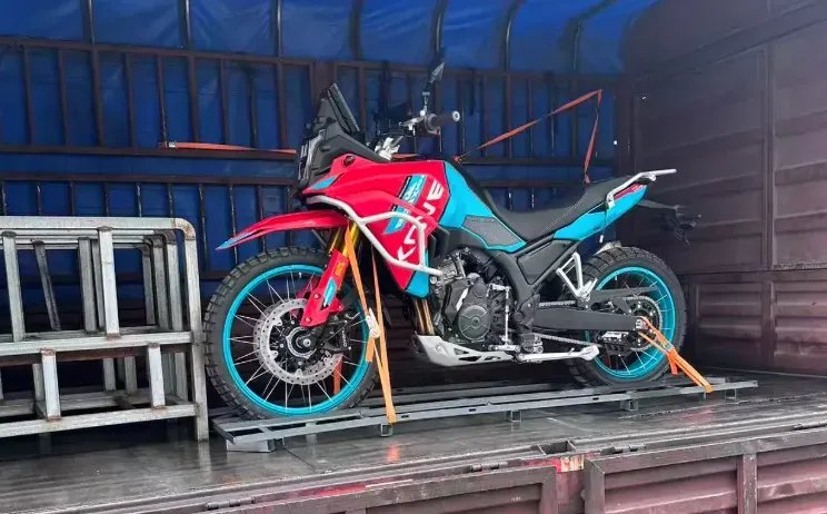 张雪820RR突发爆缸；无极电子减震掀桌；凯越硬汉800实锤电子油门；铃木UY销量再被碾压；