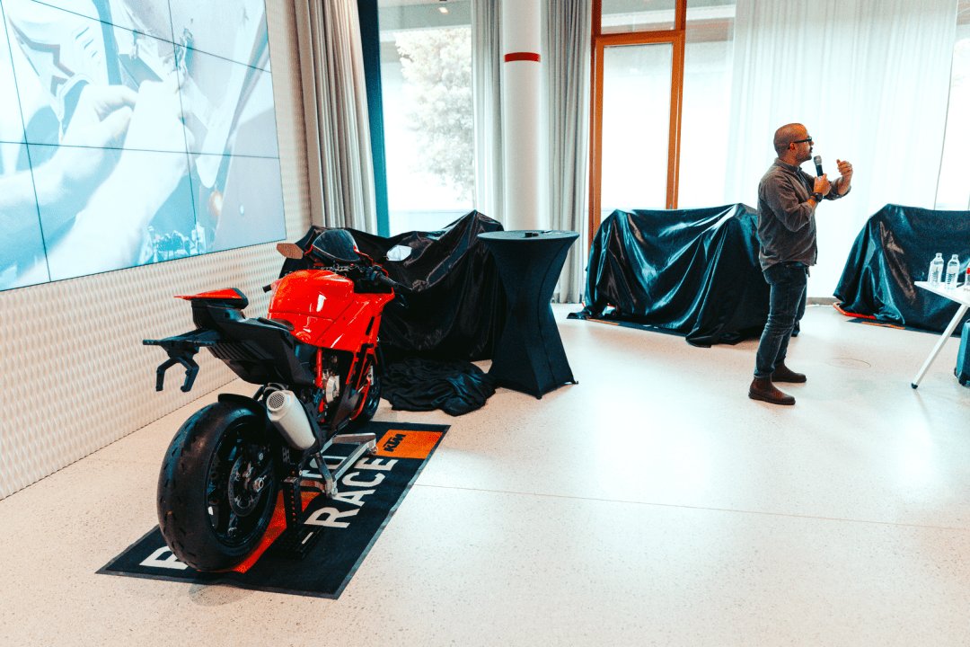 KTM 将推出多个 2025 车型,RC 990 R 率先亮相