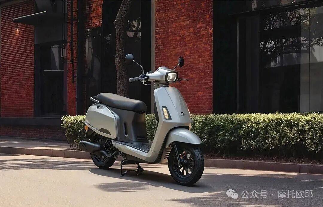 右手消息｜豪爵500谍照公布，商标为铃木；风致发布125踏板；张雪820比肩雅马哈R1遭质疑；摩博会严禁炸街！