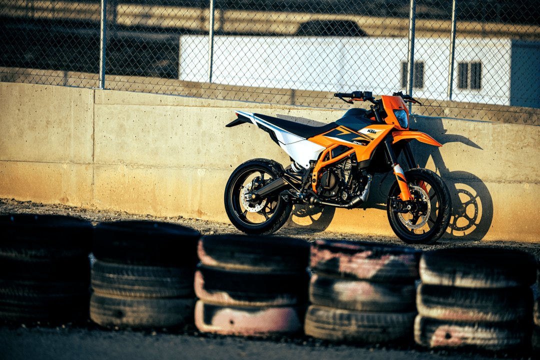 户外特写：2025 KTM 公路越野 125、390 SMC R