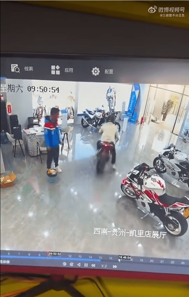 张雪机车专卖店,一男子骑上展车就跑.../女司机坚持认为摩托车挡路,将摩托车推倒!|车坛头条