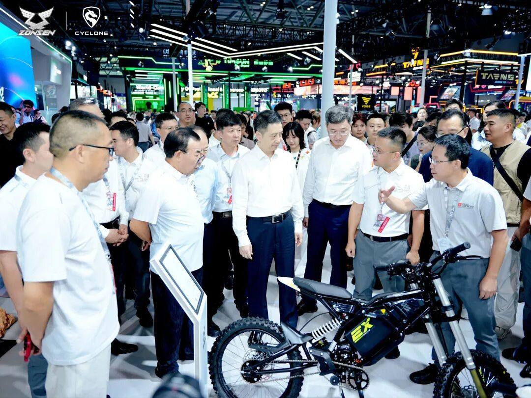 江门摩托文化周,因现场轰油门引发争执.../面包车嚣张撞击摩托车,张口闭口我全险... | 车坛头条