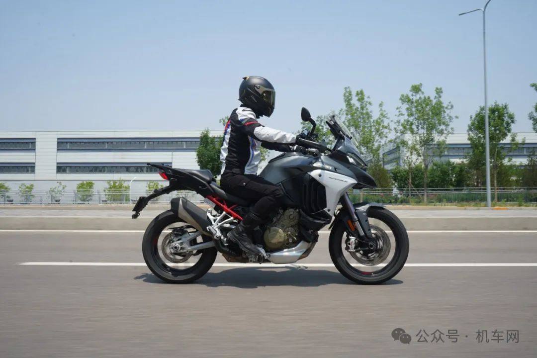 JC君测评:杜卡迪MTS V4S,狠“心”耐看,舒适能干