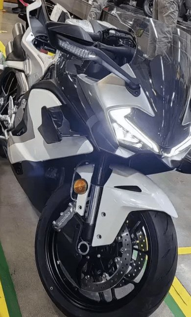 4.5万?春风750四缸跑车要来了...