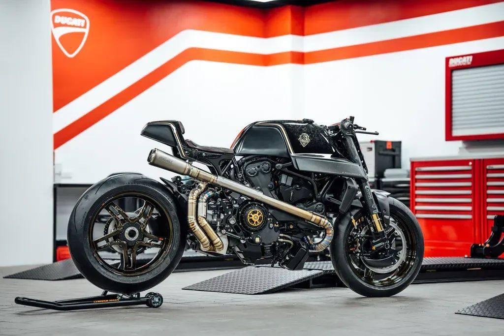 Rough Crafts改装版杜卡迪Monster 1200S,冷厉外观暗黑坐骑