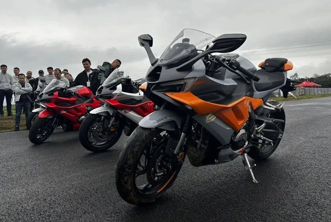 无极第二款四缸仿赛 RR500S 实车亮相,做工提升明显