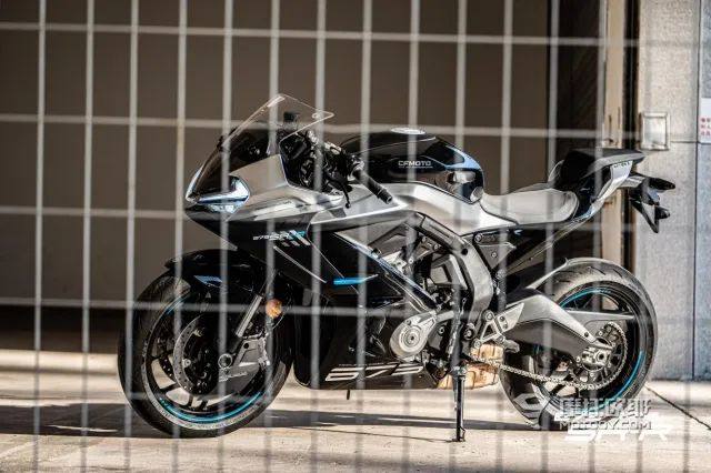我最偏爱的国产仿赛就是它！试驾体验春风三缸675SR-R