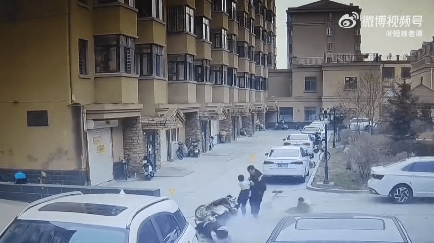 “宁波交警”称账号注销与浙B保时捷事故无关 / 老人摔车被年轻男子扶起，反被污蔑...｜ 车坛头条