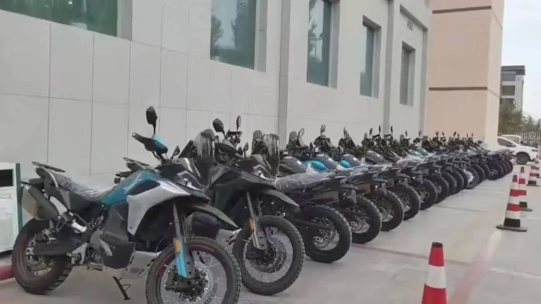 一大批 春风MT-X 量产车曝光，车友：让790ADV情何以堪？