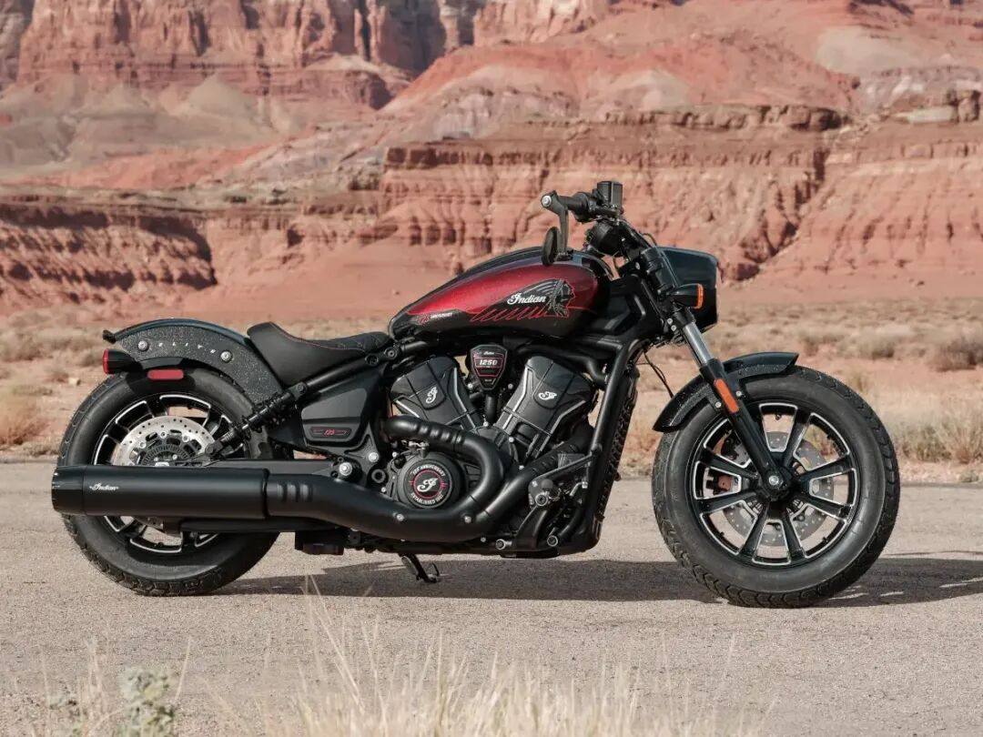 百年印第安,一抹“长红”:全球限量450台Scout Bobber 125周年版亮相