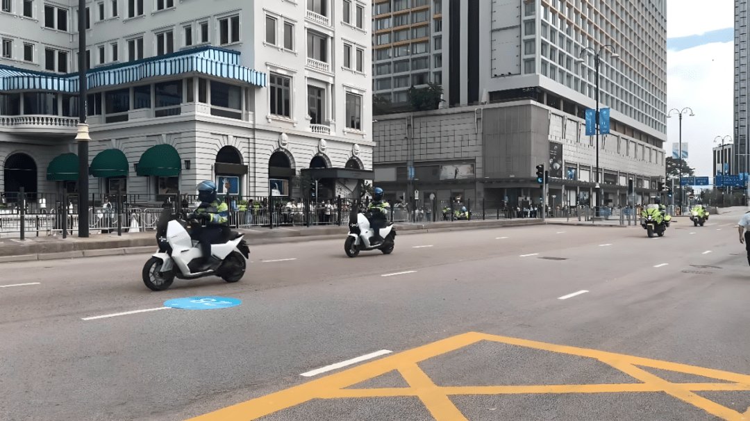 全运会的港警护航编队,能和宝马1250 RT共同执勤的竟是这款国产电摩