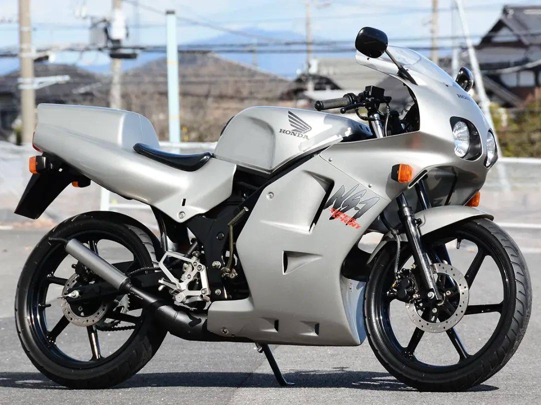 本田NS-1首开先河的「中央行李箱」二冲程跑车，兼顾帅气与便利性