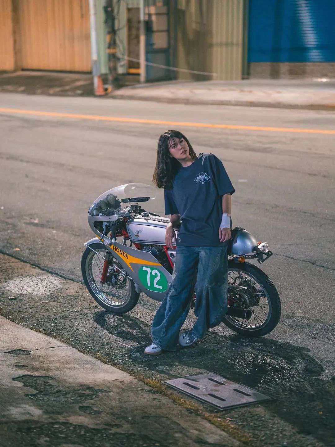骑着冷门小仿赛的大一女生